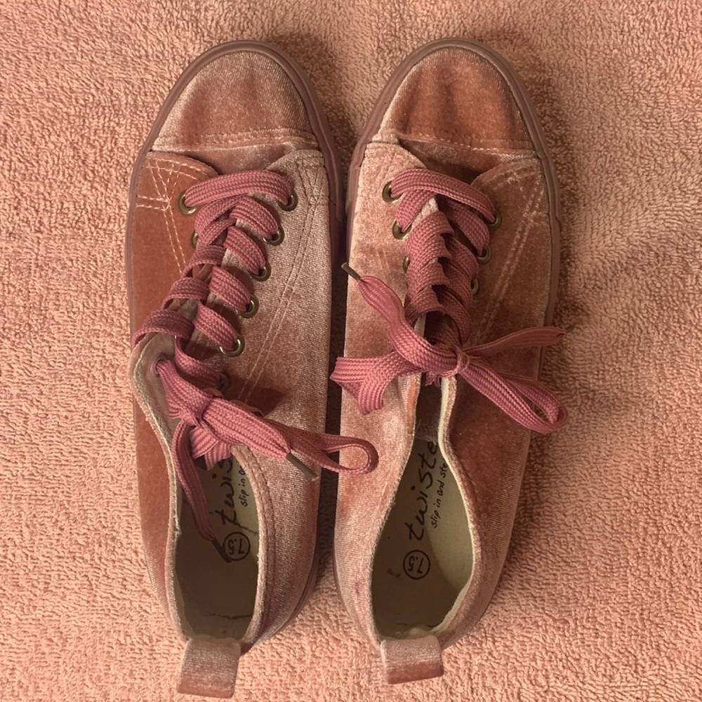 Twisted Low top velvet material Shoe 7.5 W